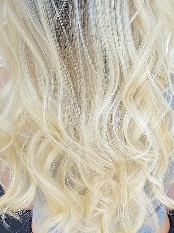 Blond platine dégradé, ondulations