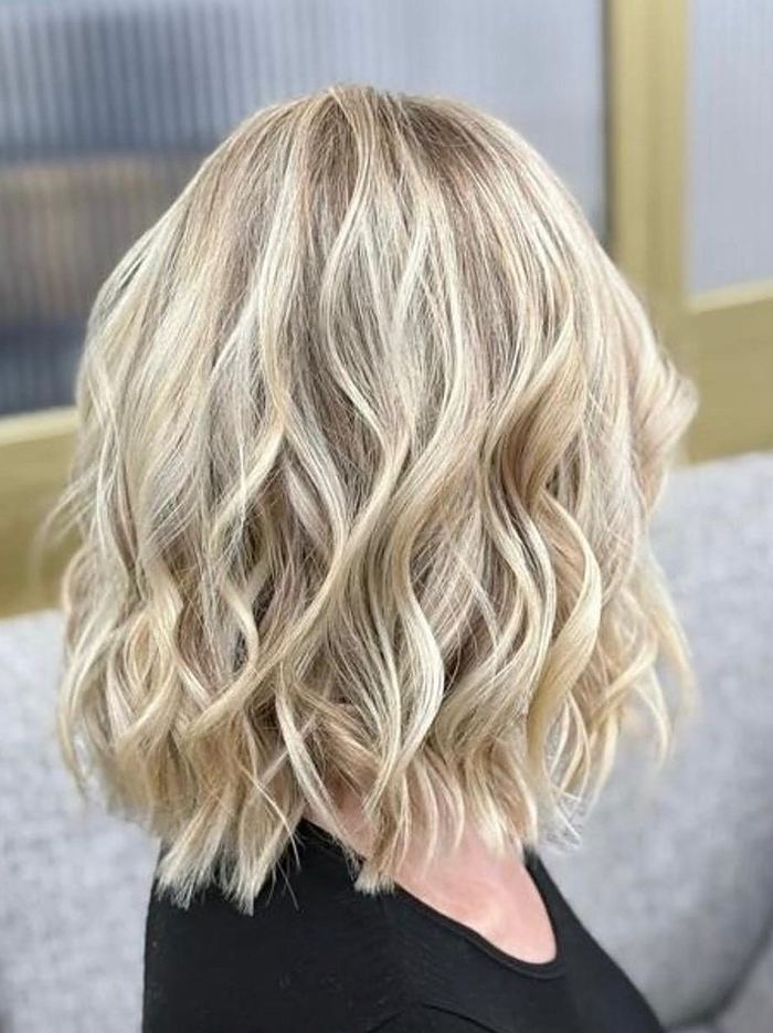 Blond lumineux sur carré ondulé